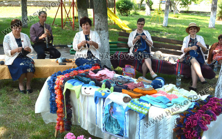 Световен ден на плетенето отбелязаха в Крум, плетоха шалове за лекари