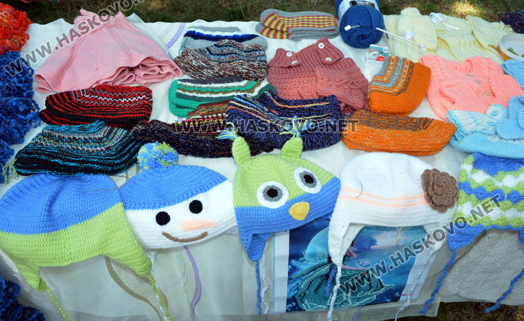 Световен ден на плетенето отбелязаха в Крум, плетоха шалове за лекари