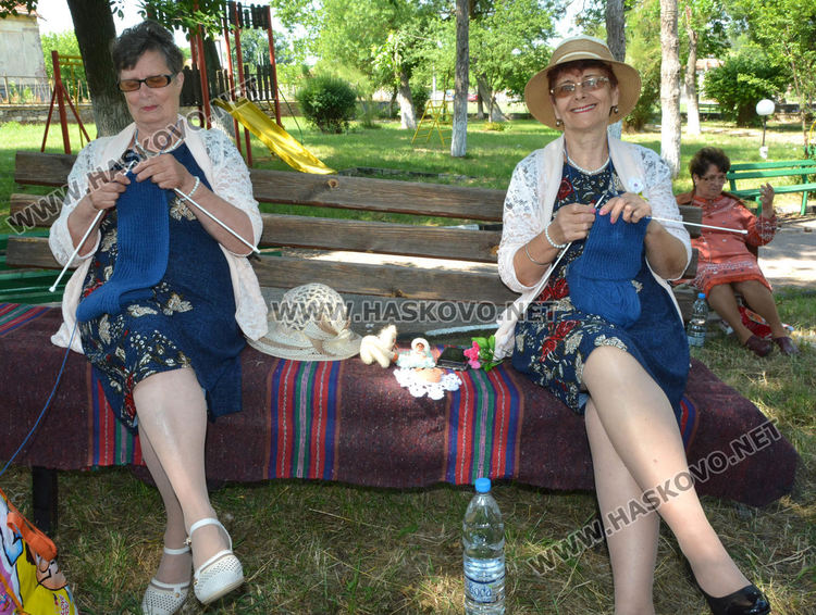 Световен ден на плетенето отбелязаха в Крум, плетоха шалове за лекари