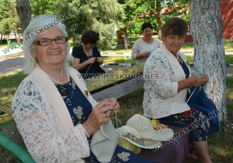 Световен ден на плетенето отбелязаха в Крум, плетоха шалове за лекари