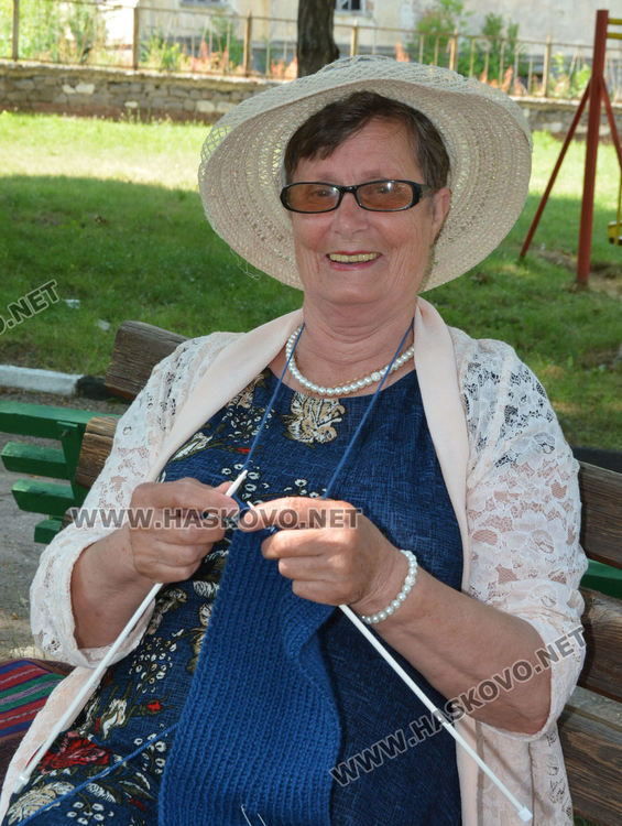 Световен ден на плетенето отбелязаха в Крум, плетоха шалове за лекари