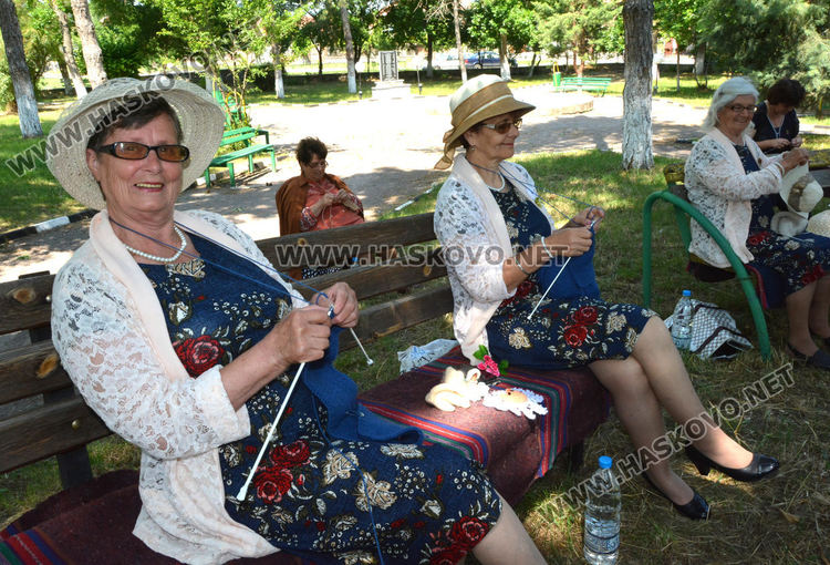 Световен ден на плетенето отбелязаха в Крум, плетоха шалове за лекари