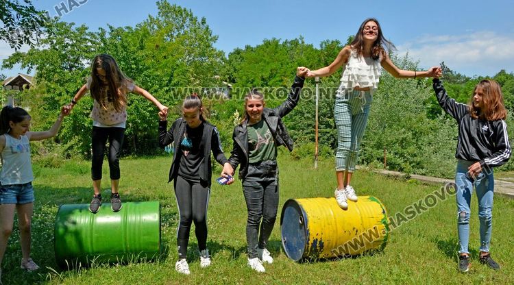 Мажоретки спретнаха изненада на рожденичка в „Кенана”