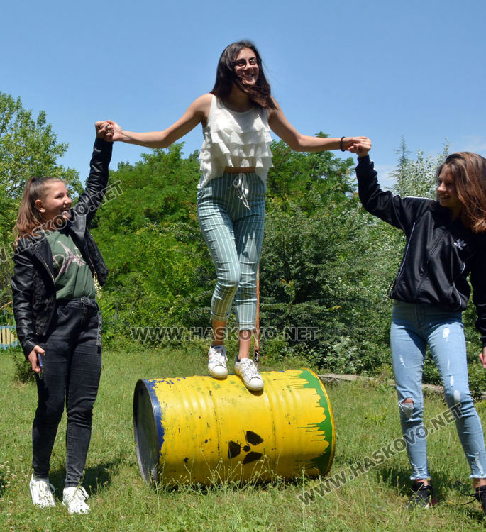 Мажоретки спретнаха изненада на рожденичка в „Кенана”