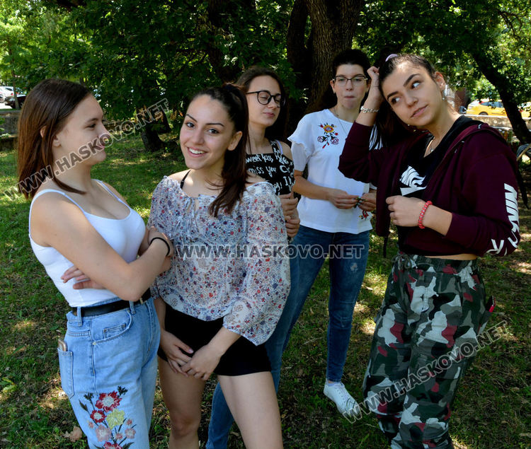 Мажоретки спретнаха изненада на рожденичка в „Кенана”