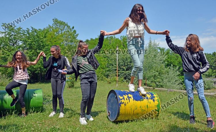 Мажоретки спретнаха изненада на рожденичка в „Кенана”