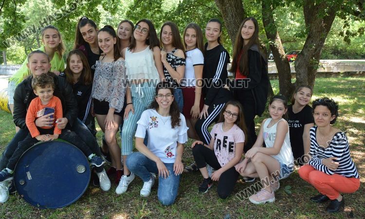 Лили (долу в средата)