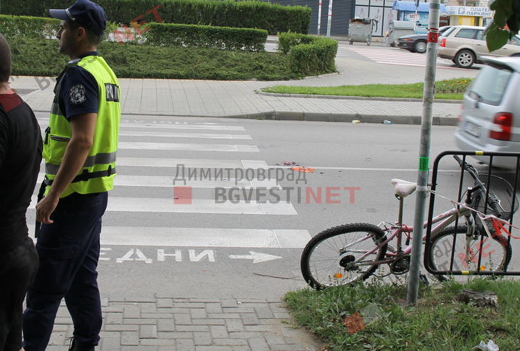 Блъснаха 16-годишно момиче с колело на пешеходна пътека в Димитровград