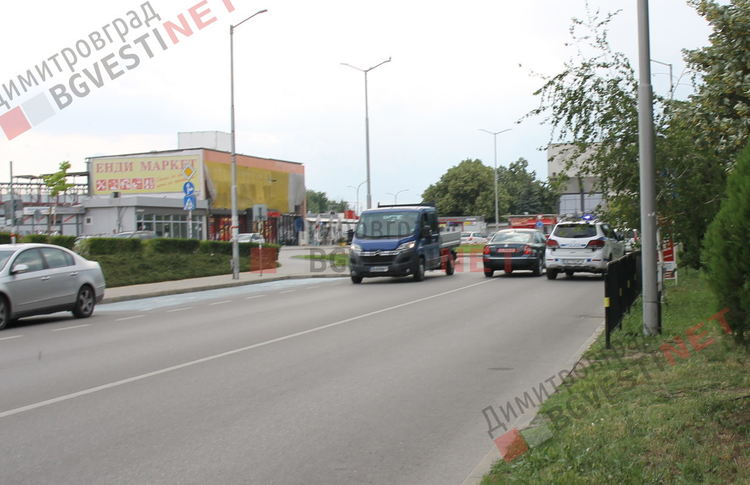 Блъснаха 16-годишно момиче с колело на пешеходна пътека в Димитровград