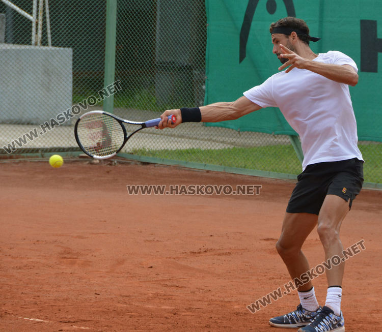Григор Димитров тренира на тенис кортовете на “Кенана” (видео)