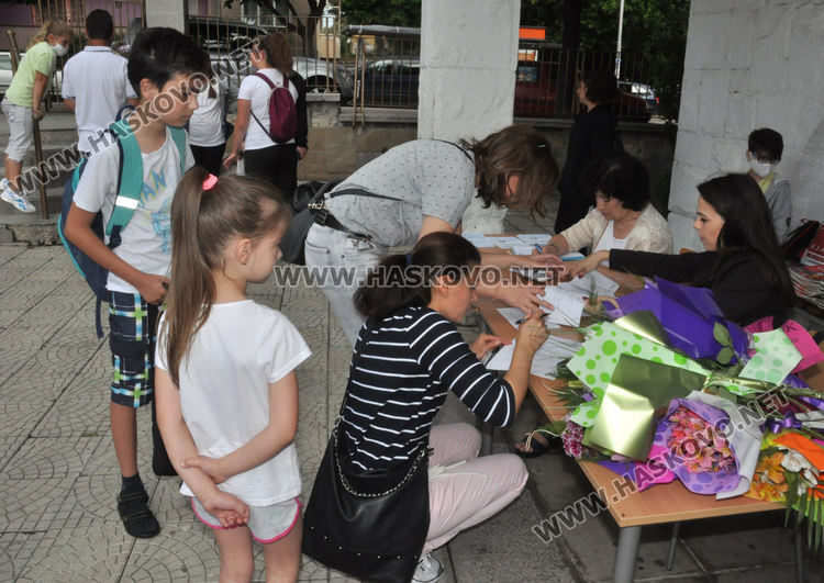 245 ученици от „Левски“ получиха удостоверения и бележници в края на учебната година 