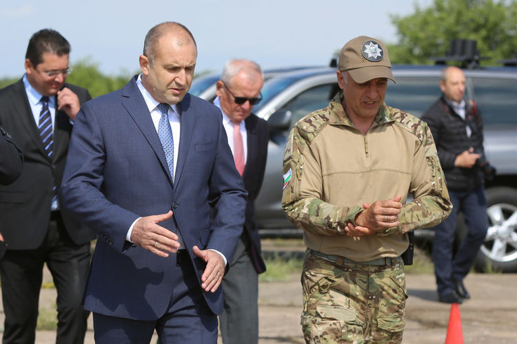 Държавният глава Румен Радев наблюдава редовни тактически занятия на служителите на Националната служба за охрана на полигона на службата в Доброславци