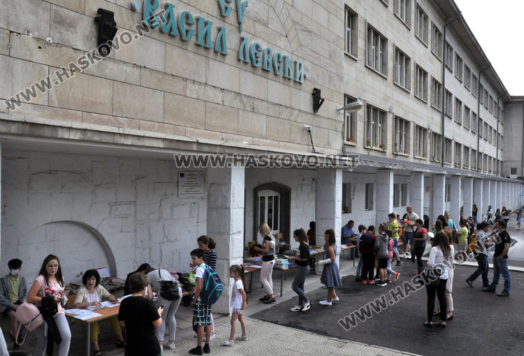 245 ученици от „Левски“ получиха удостоверения и бележници в края на учебната година 