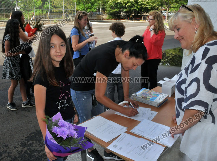 245 ученици от „Левски“ получиха удостоверения и бележници в края на учебната година 