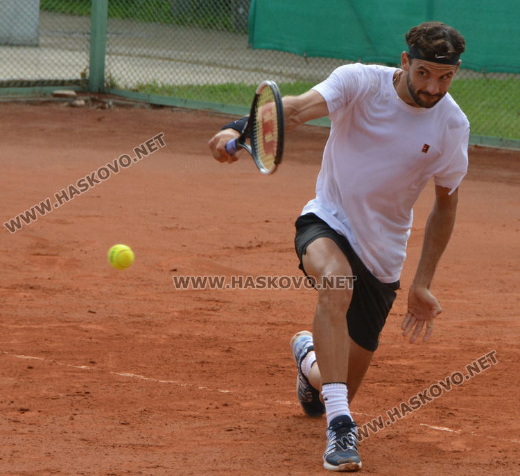 Григор Димитров тренира на тенис кортовете на “Кенана” (видео)