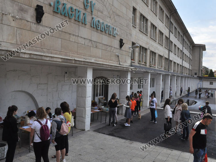 245 ученици от „Левски“ получиха удостоверения и бележници в края на учебната година 