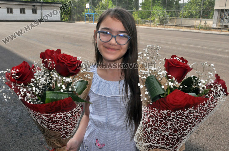 245 ученици от „Левски“ получиха удостоверения и бележници в края на учебната година 