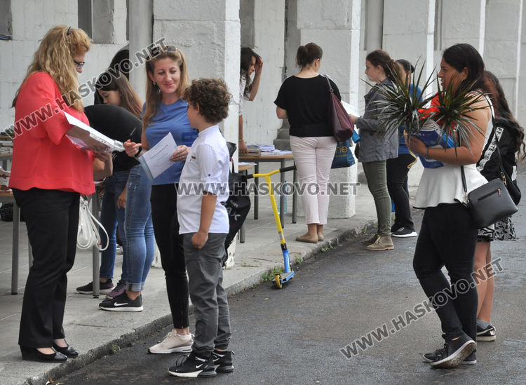 245 ученици от „Левски“ получиха удостоверения и бележници в края на учебната година 