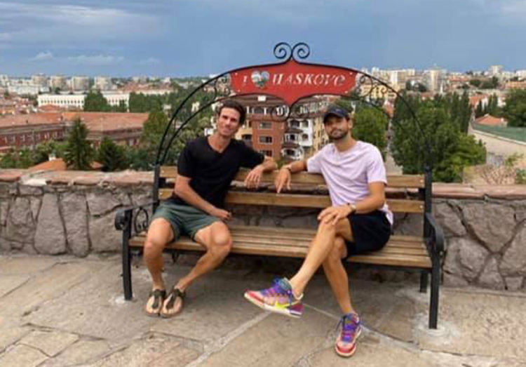 Григор Димитров и треньорът му Крис Гро се разходиха из Хасково