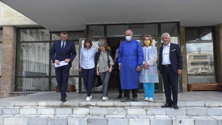 На снимката: Изпълнителният директор на МБАЛ - Смолян д-р Марин Даракчиев, Светослав Узунов - търговски директор на "Рубелла бюти", Андриян Петров - зам.-областен управител, служители на компанията в производствената база в Рудозем