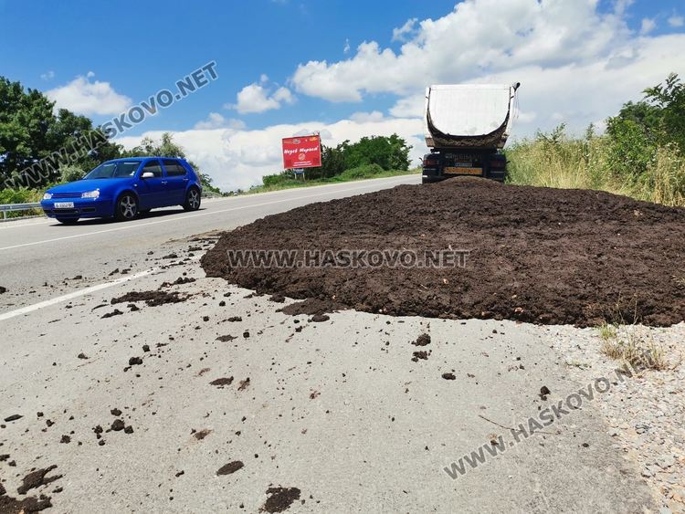 Камион разсипа птича тор на пътя край Хасково