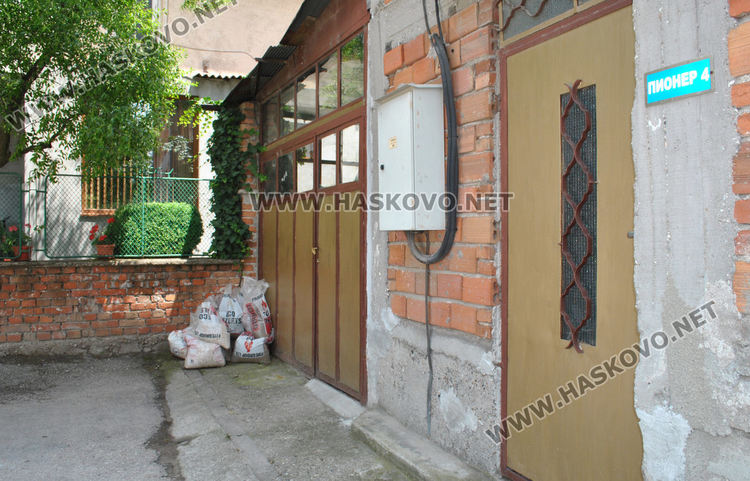 Хасковската улица “Пионер“ се превърна в езеро, наводниха се къщи (видео)