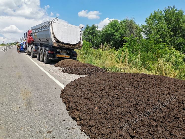 Камион разсипа птича тор на пътя край Хасково