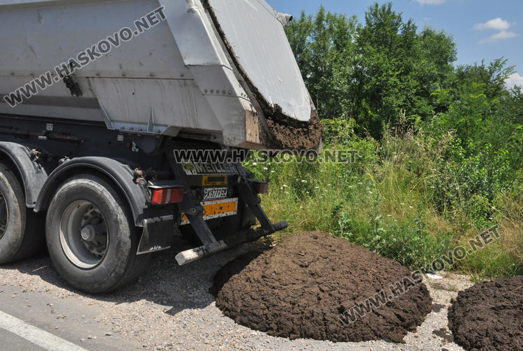 Камион разсипа птича тор на пътя край Хасково
