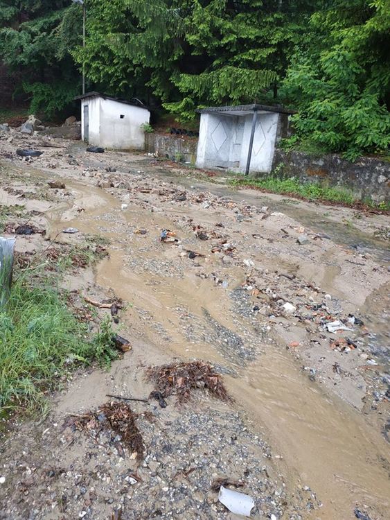 В Баните разчистват с багери след пороя. Наноси и боклуци покриха улиците