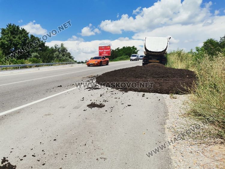 Камион разсипа птича тор на пътя край Хасково