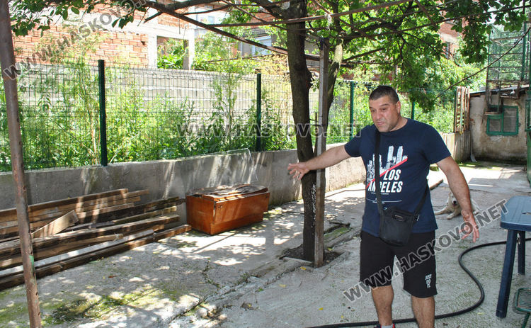 Хасковската улица “Пионер“ се превърна в езеро, наводниха се къщи (видео)