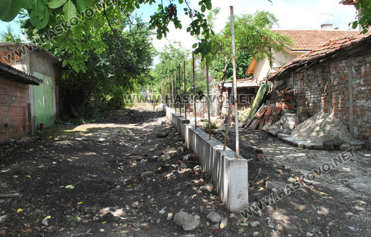 Хасковската улица “Пионер“ се превърна в езеро, наводниха се къщи (видео)