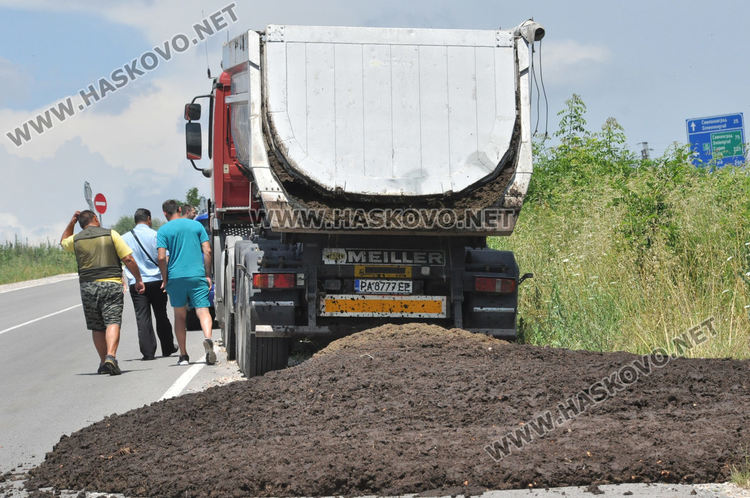 Камион разсипа птича тор на пътя край Хасково