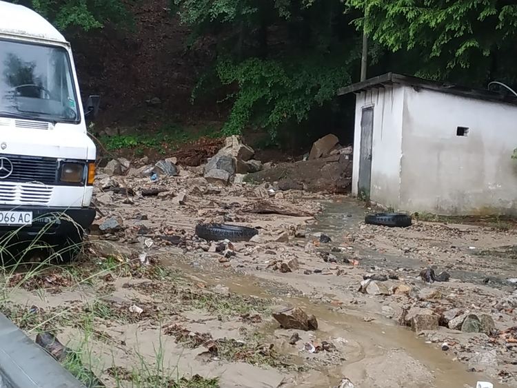 В Баните разчистват с багери след пороя. Наноси и боклуци покриха улиците