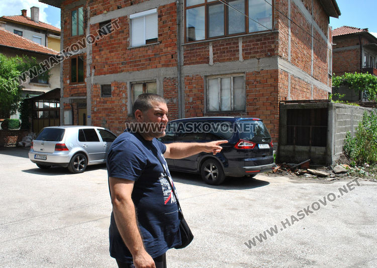 Хасковската улица “Пионер“ се превърна в езеро, наводниха се къщи (видео)