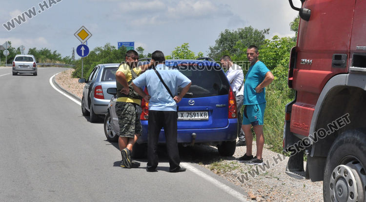 Камион разсипа птича тор на пътя край Хасково