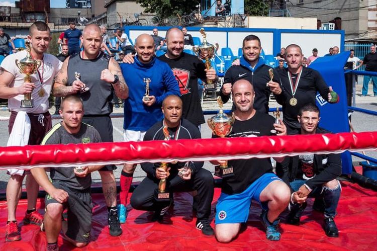 Слюдата с приз „Най-техничен боксьор“ от турнира между затворниците