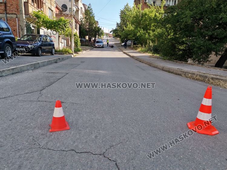 Моторист пострада при удар в паркирано Ауди