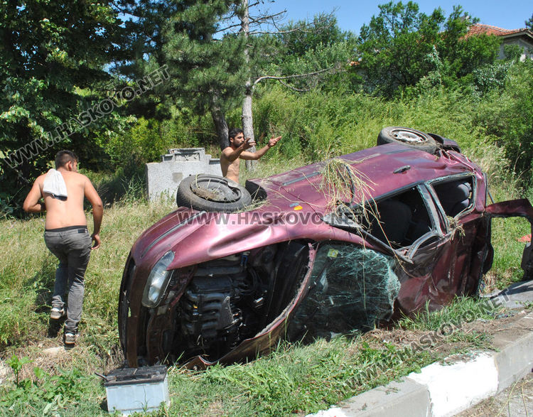 Шофьор без книжка обърна Фиат по таван
