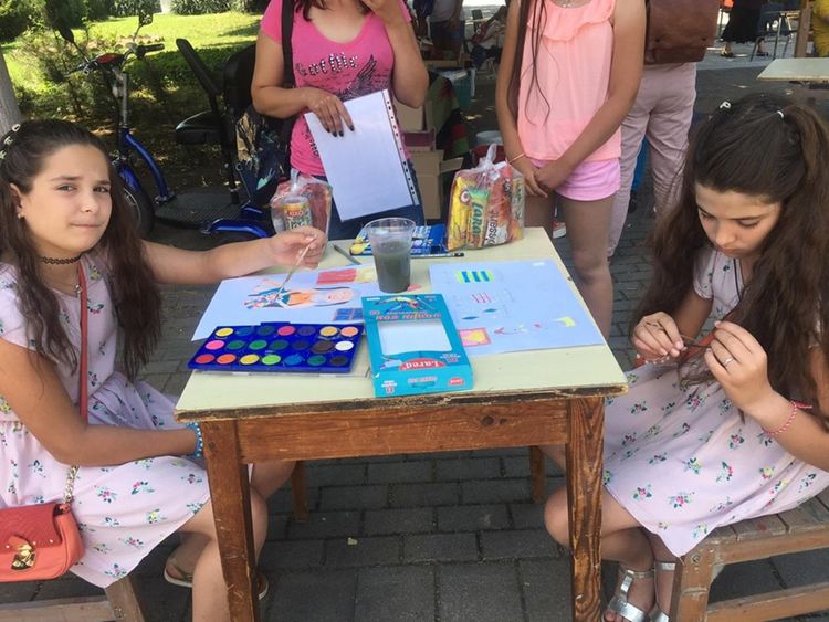 Деца рисуваха "Чергата на баба"