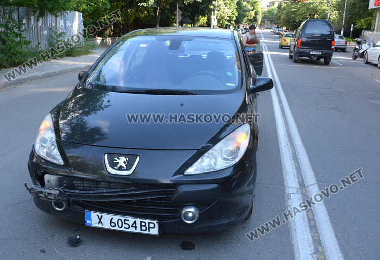 Моторист пострада при удар в паркирано Ауди