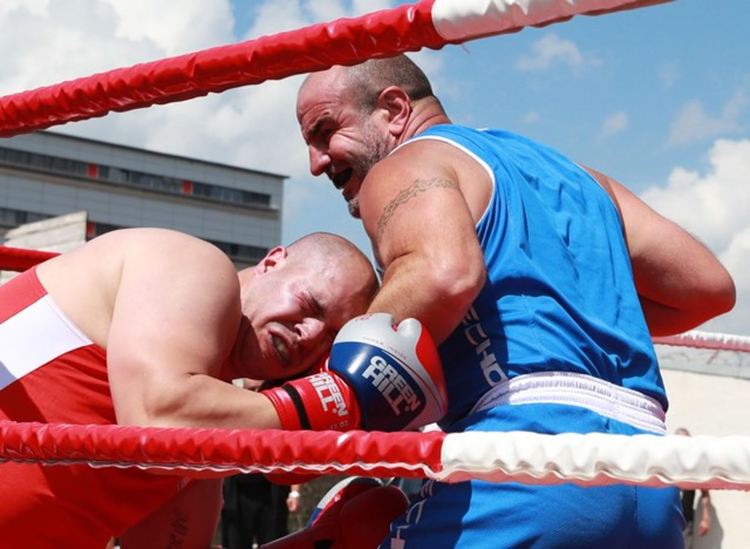 Слюдата с приз „Най-техничен боксьор“ от турнира между затворниците