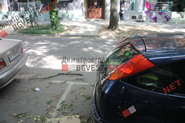 Клон изкривил ламарините на автомобил