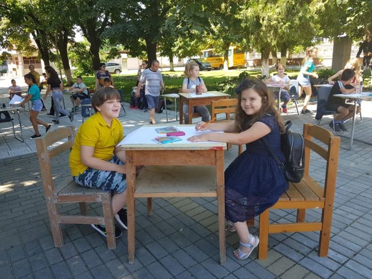 Деца рисуваха "Чергата на баба"