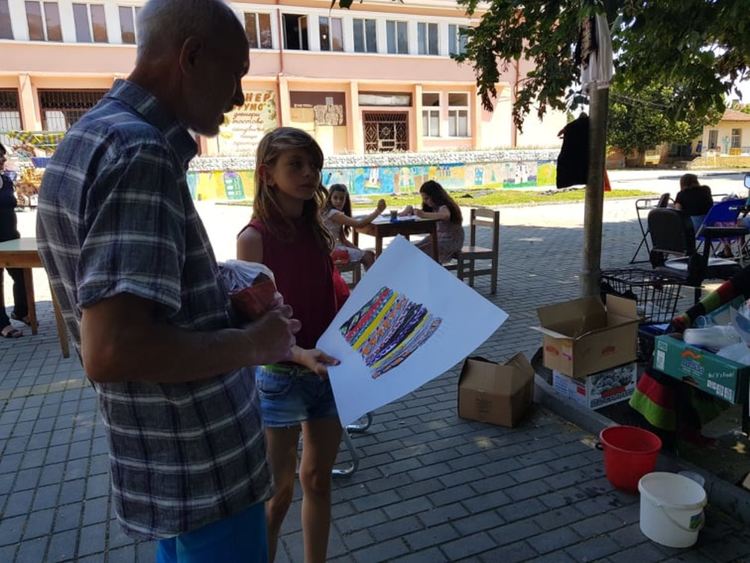 Деца рисуваха "Чергата на баба"