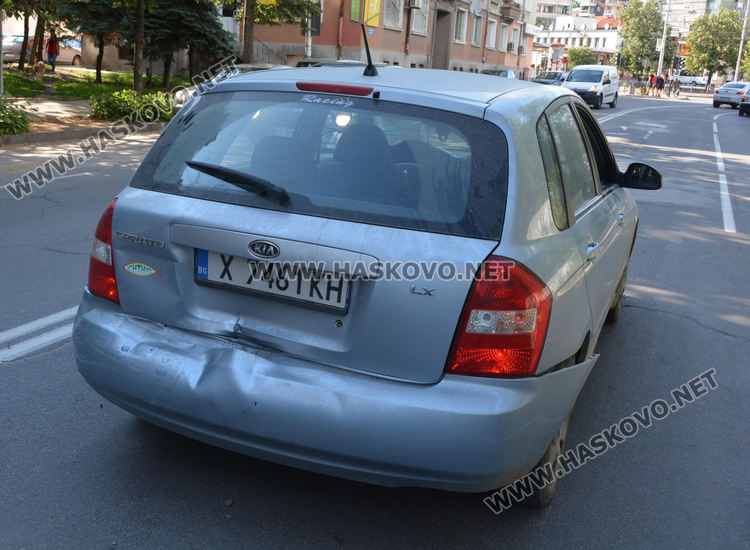 Моторист пострада при удар в паркирано Ауди