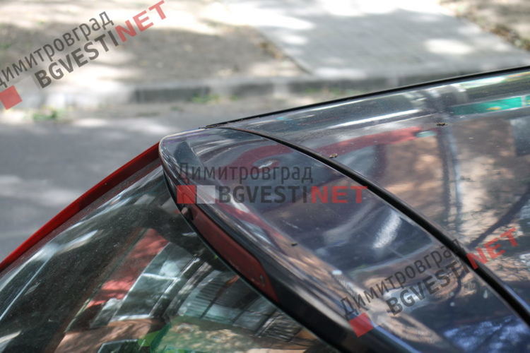 Клон изкривил ламарините на автомобил