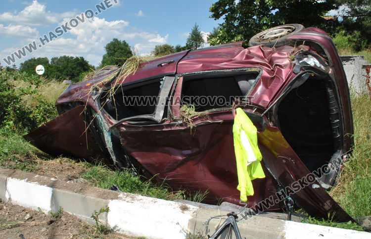 Шофьор без книжка обърна Фиат по таван