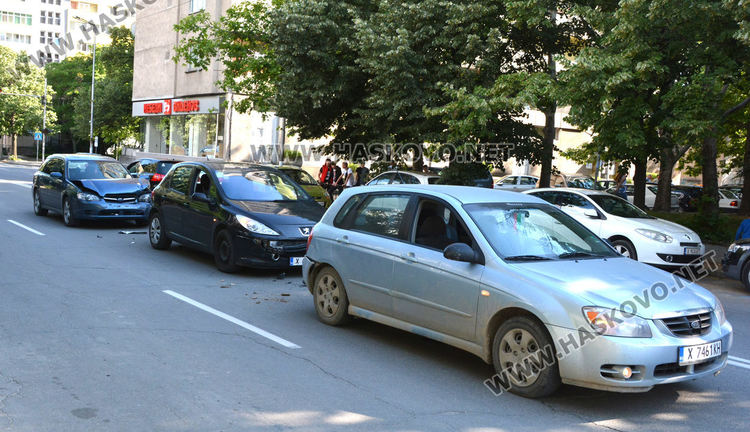 Моторист пострада при удар в паркирано Ауди