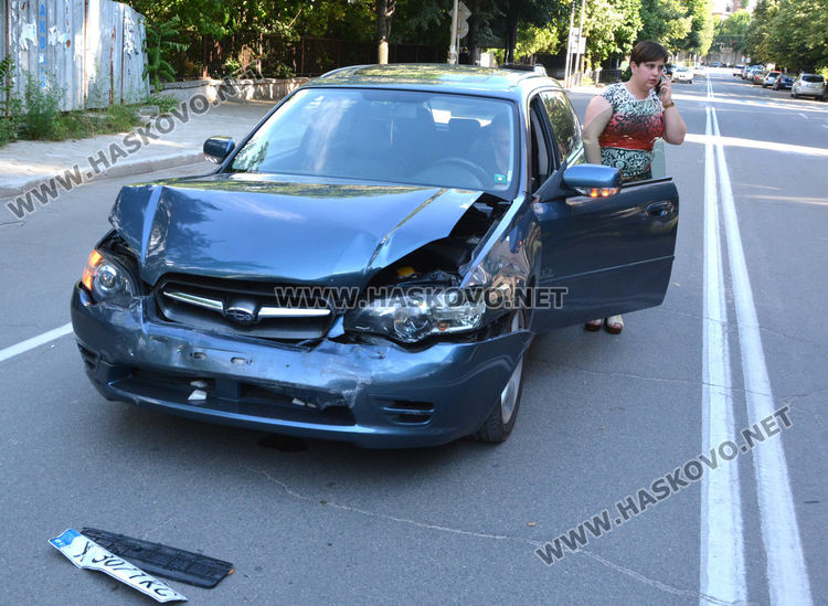 Моторист пострада при удар в паркирано Ауди
